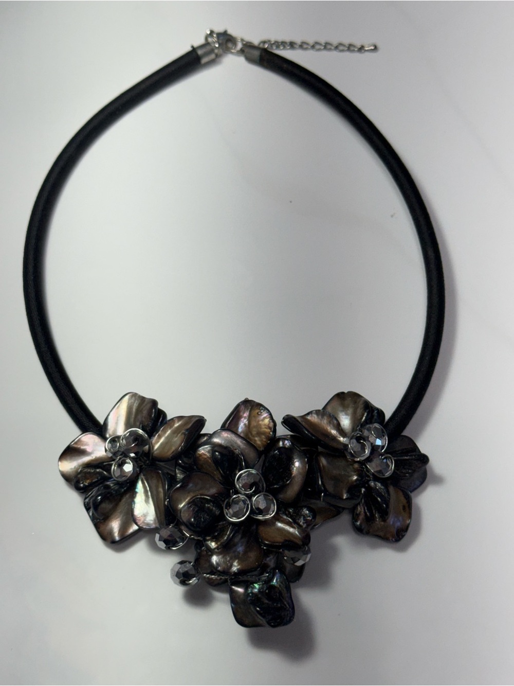 Collar Statement Floral Negro Nacarado Iridiscente con Cristales